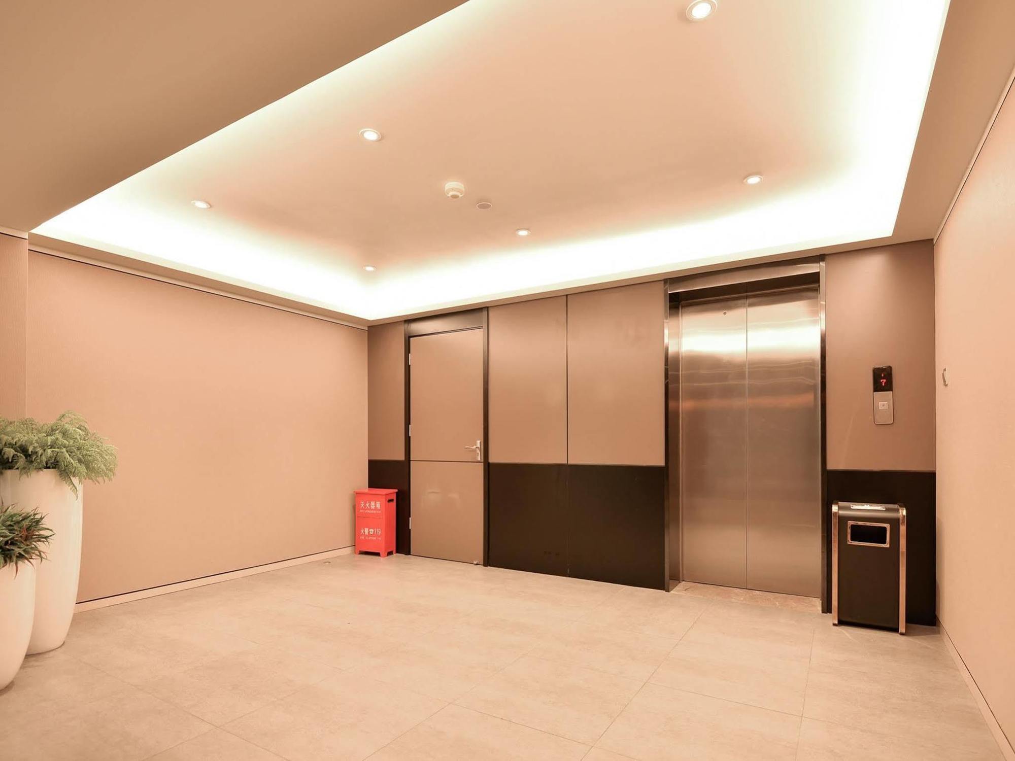 Home Inns Plus Shanghai Xujiahui Branch Экстерьер фото