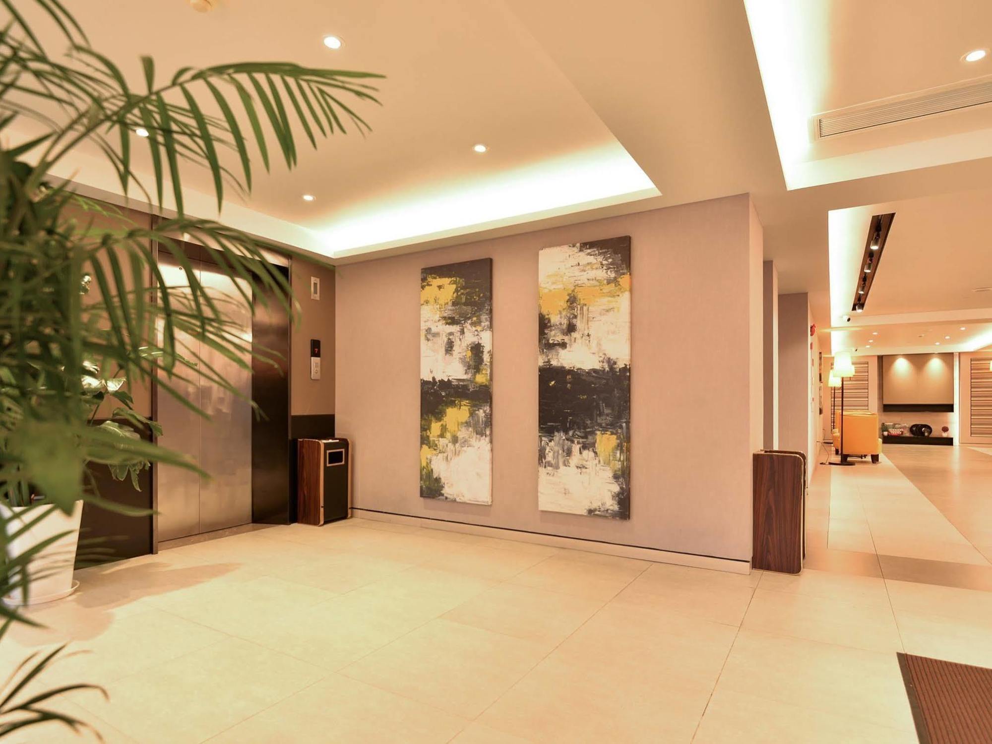 Home Inns Plus Shanghai Xujiahui Branch Экстерьер фото