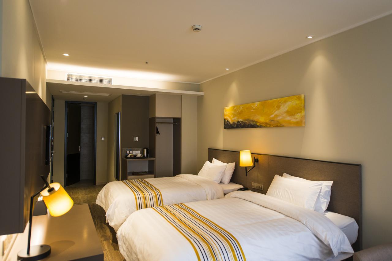 Home Inns Plus Shanghai Xujiahui Branch Экстерьер фото