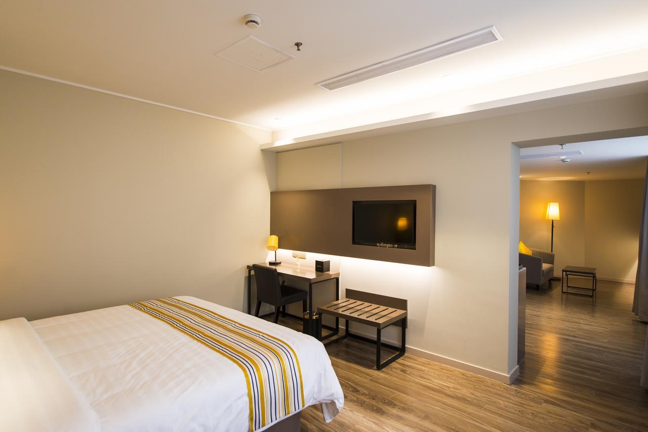 Home Inns Plus Shanghai Xujiahui Branch Экстерьер фото