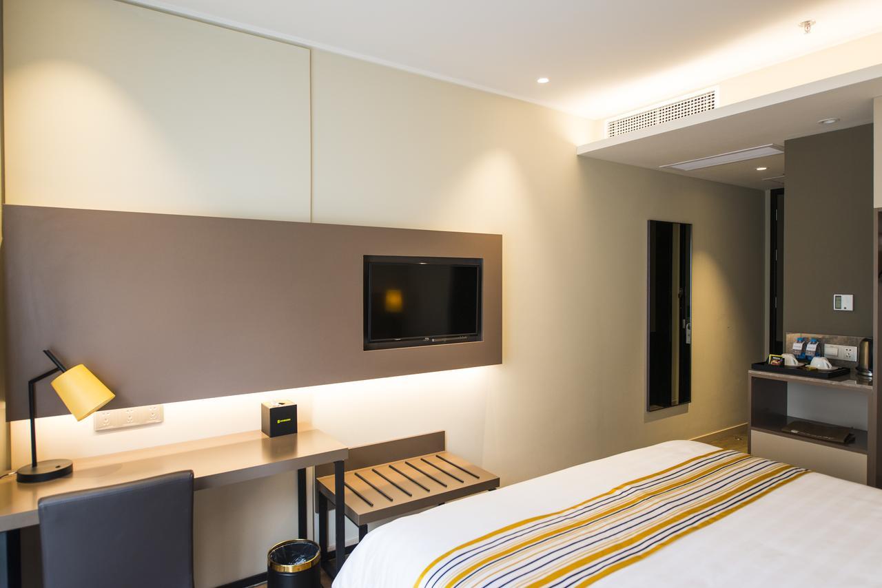 Home Inns Plus Shanghai Xujiahui Branch Экстерьер фото