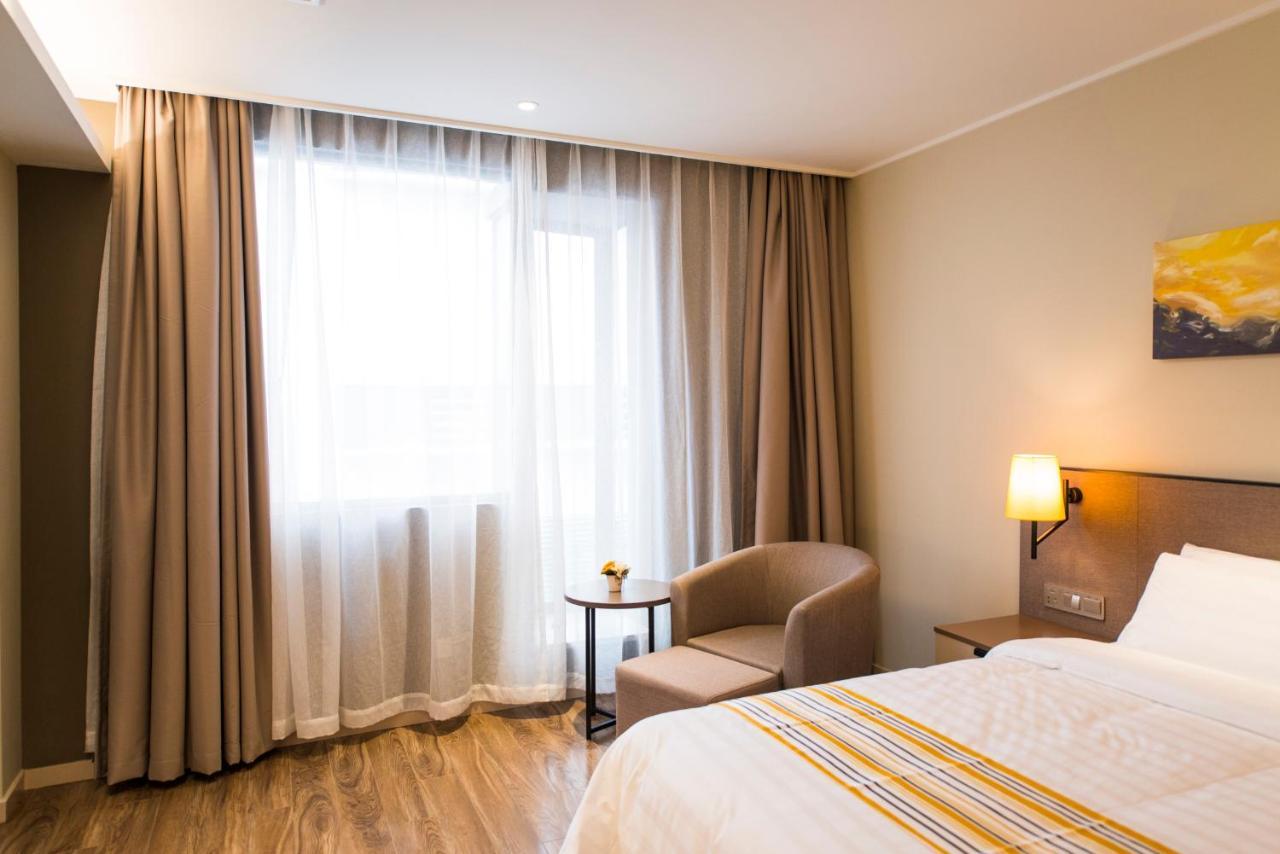 Home Inns Plus Shanghai Xujiahui Branch Экстерьер фото